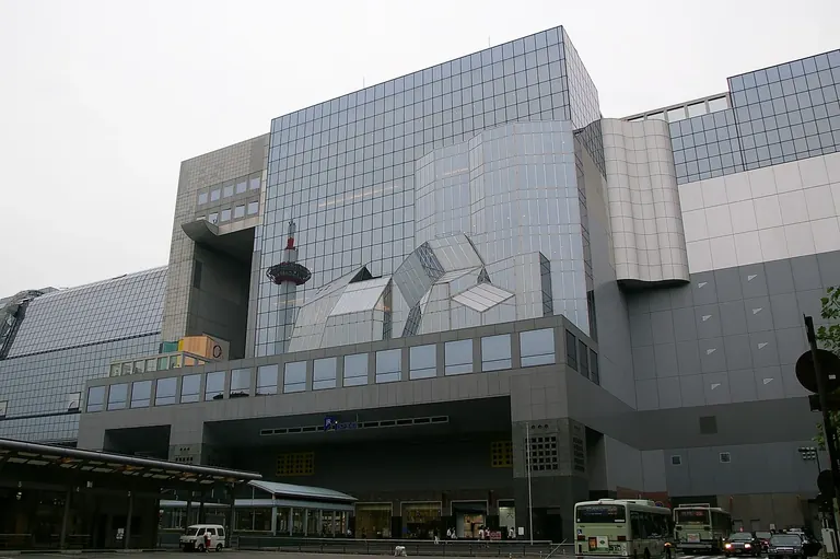 JR Kyoto Isetan, grand magasin situé dans la moitié ouest du Kyoto Station Building, qui abrite le Museum "EKi" KYOTO