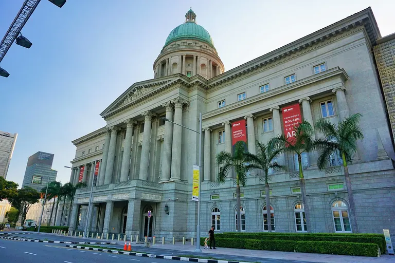 Extérieur de National Gallery Singapore, installé dans les anciens bâtiments de la Cour suprême et de l’hôtel de ville