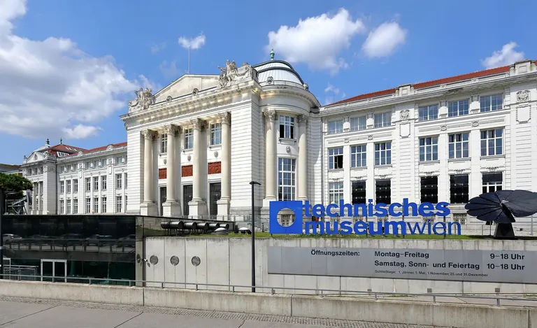 الواجهة التاريخية الطراز الرئيسية لمتحف Technisches Museum Wien على شارع Mariahilfer Straße في فيينا