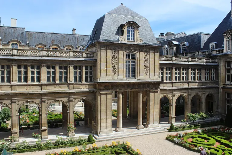 Cour d'honneur of the Hôtel Carnavalet with the statue of Louis XIV by Coysevox