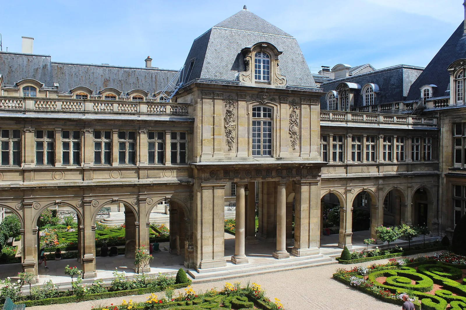 Cour d'honneur of the Hôtel Carnavalet with the statue of Louis XIV by Coysevox