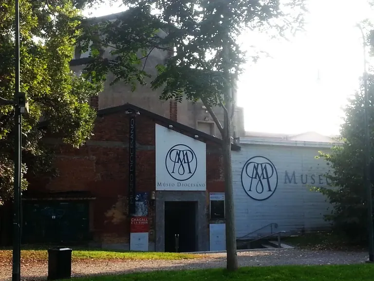 Entrée du Museo Diocesano à Milan, bâtiment en brique orné du monogramme MD du musée, dans le parc des cloîtres de Sant'Eustorgio