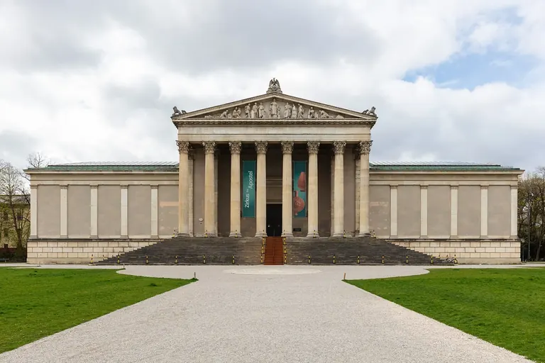 Façade à colonnes corinthiennes des State Collections of Antiquities, sur la Königsplatz, à Munich