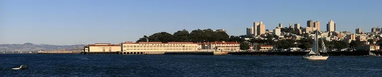 Bâtiments sur pilotis du Fort Mason Center sur le front de mer de San Francisco, vus depuis la baie