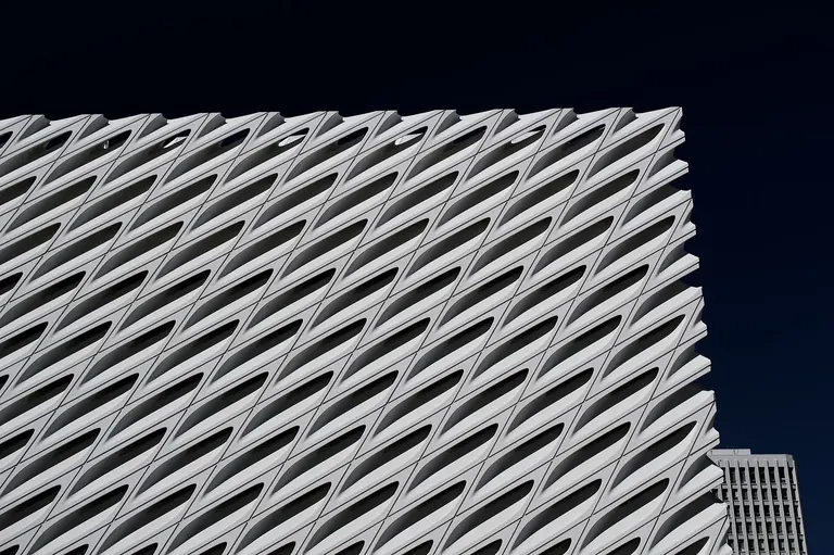 La façade alvéolée blanche du musée The Broad, sur Grand Avenue, dans le centre-ville de Los Angeles