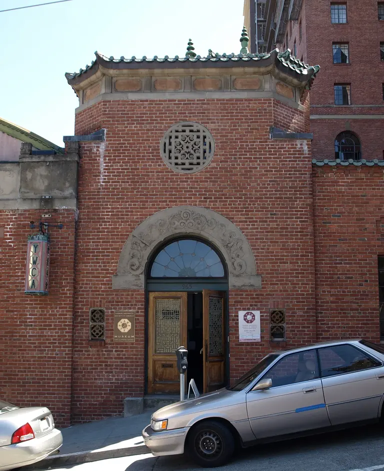 Entrée en brique de l’ancienne YWCA de Chinatown, au 965 Clay Street, avec son toit de style chinois couvert de tuiles vertes et son enseigne YWCA ; le bâtiment abrite aujourd’hui le musée de la CHSA