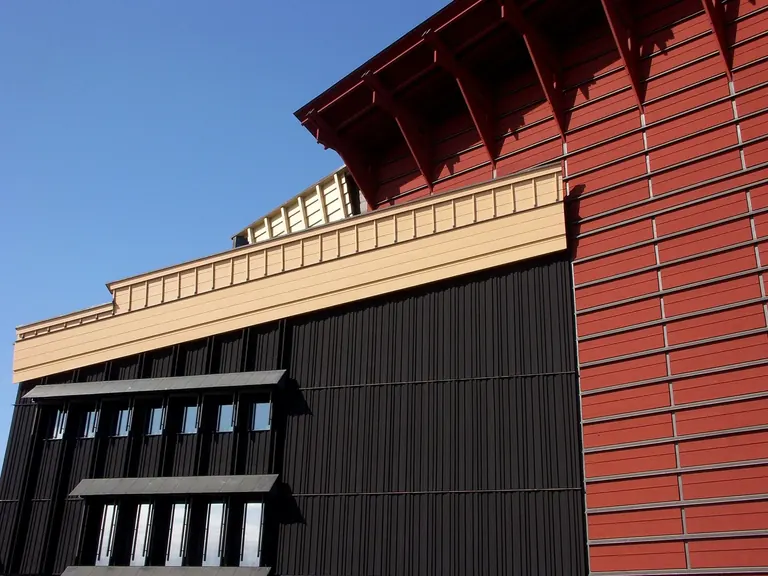 Extérieur du musée Vasa, avec son toit de cuivre et ses tours en forme de mâts, sur Djurgården, à Stockholm
