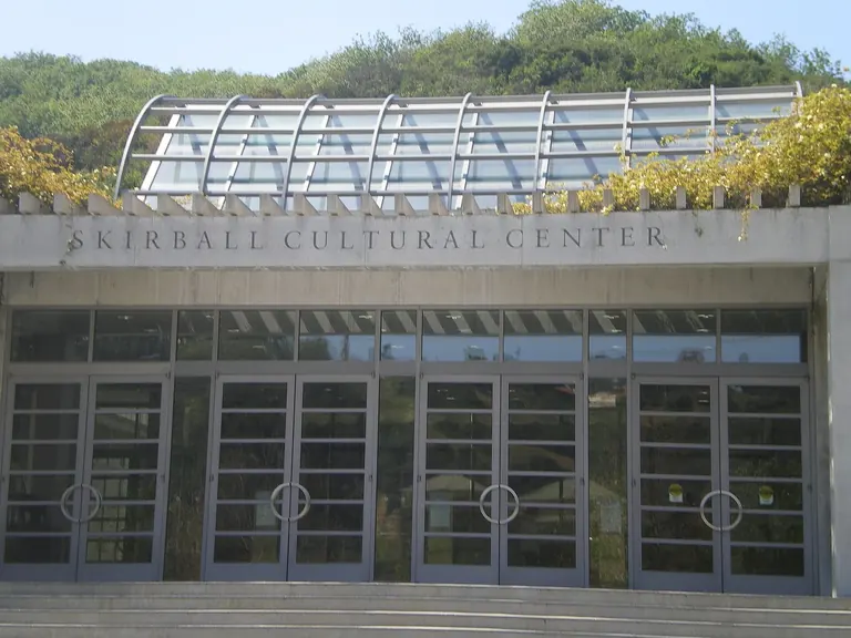 Extérieur du campus du Skirball Cultural Center, conçu par Moshe Safdie, à Los Angeles