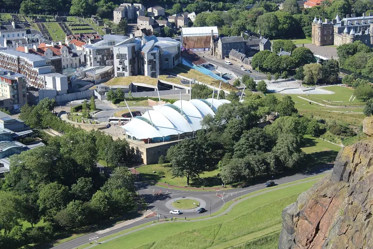 Le toit blanc en forme de tente de Dynamic Earth, près du Scottish Parliament, vu depuis Salisbury Crags