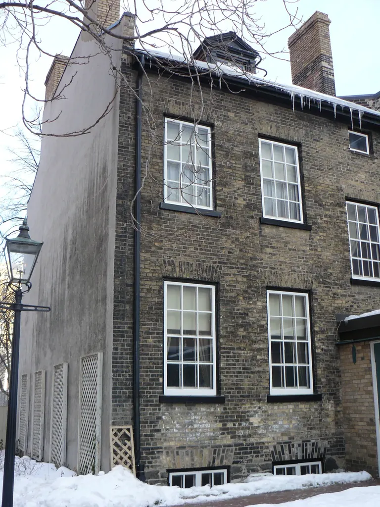 Façade en brique de Mackenzie House, sur Bond Street, à Toronto, en hiver