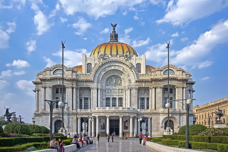 La façade en marbre blanc et les coupoles du Palacio de Bellas Artes, à Mexico