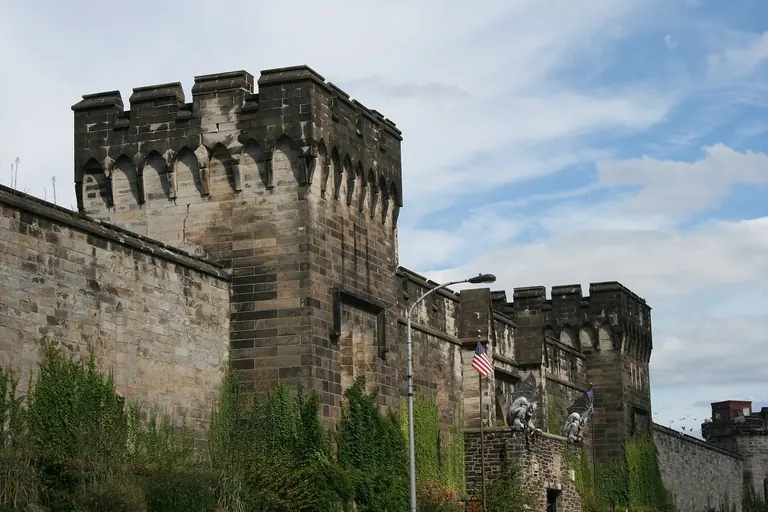 Porte principale crénelée de style néogothique et mur d’enceinte en pierre d’Eastern State Penitentiary, sur Fairmount Avenue, à Philadelphie.
