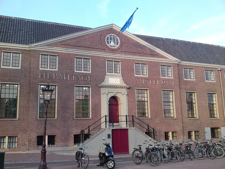 Façade d’entrée de l’Amstelhof, qui abrite le H'ART Museum, sur les rives de l’Amstel à Amsterdam