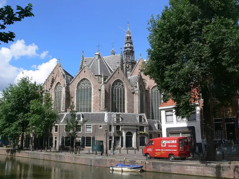 Vue extérieure de l’Oude Kerk à Amsterdam, avec sa façade de briques et son clocher