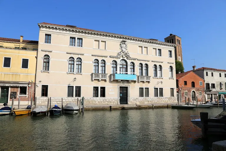 Façade sur le canal du Palazzo Giustinian, qui abrite le Museo del Vetro, Murano