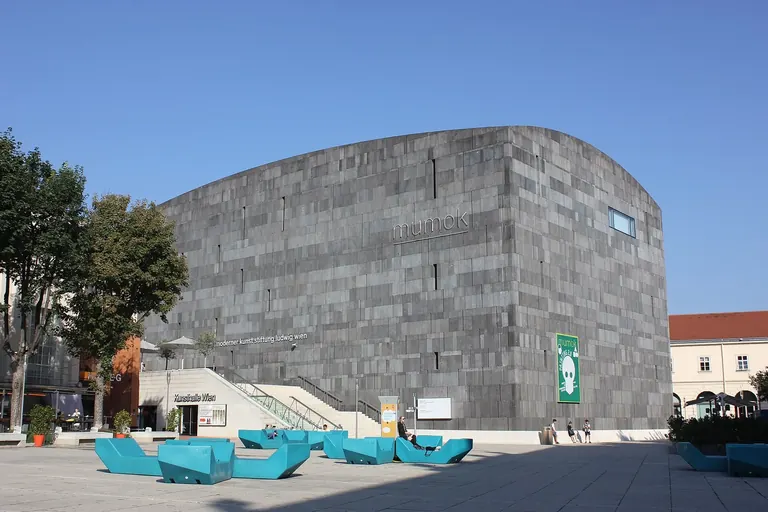 المكعّب الداكن المغلّف بالبازلت لمتحف mumok في حي MuseumsQuartier بفيينا