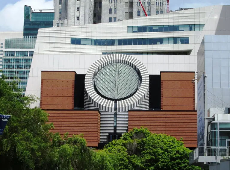 Le SFMOMA vu depuis Yerba Buena Gardens : le bâtiment rayé de briques de Mario Botta, flanqué de l’extension blanche aux ondulations de Snøhetta