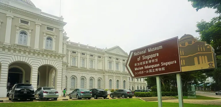 Extérieur du bâtiment néoclassique du National Museum of Singapore, avec sa coupole en vitrail