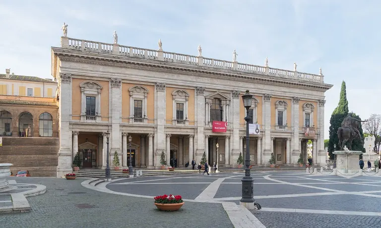 Façade du Palazzo dei Conservatori, qui fait partie des musées du Capitole, sur la Piazza del Campidoglio, à Rome