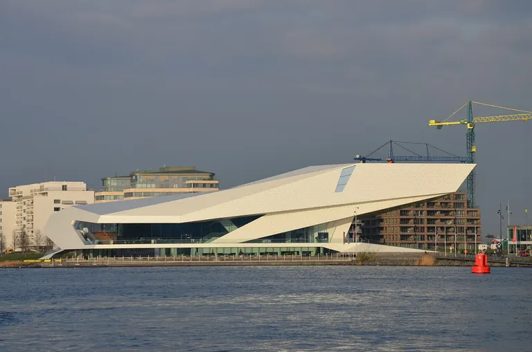 Le bâtiment blanc aux lignes anguleuses de l’Eye Filmmuseum, sur la rive nord de l’IJ à Amsterdam