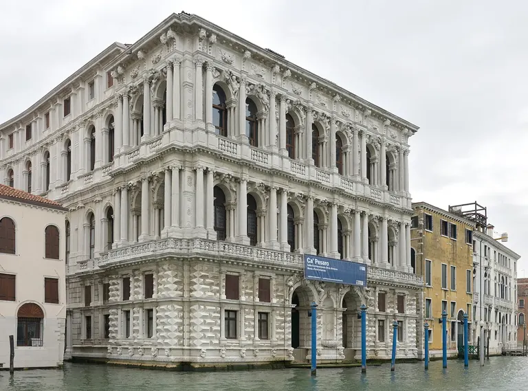 Façade baroque en marbre de Ca' Pesaro sur le Grand Canal, Venise