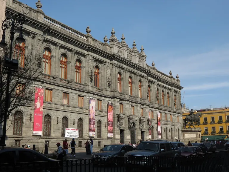 Façade néoclassique du Museo Nacional de Arte, rue Tacuba, à Mexico