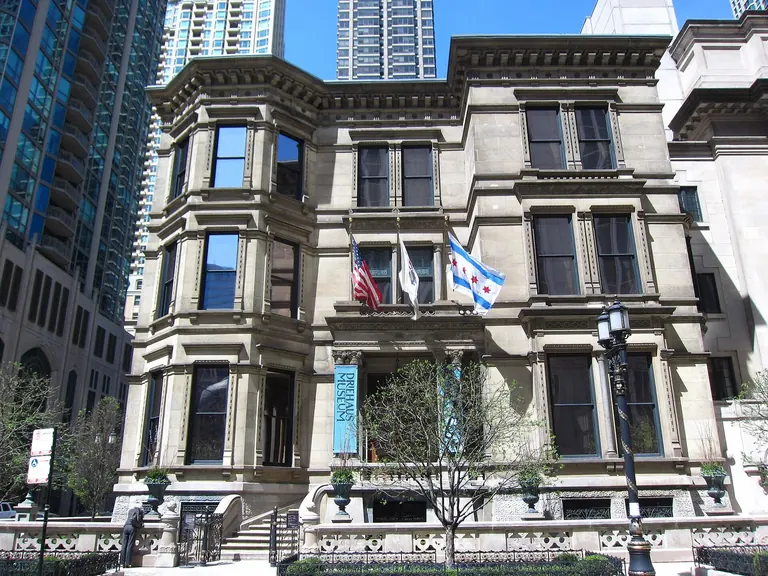 Entrée extérieure du Richard H. Driehaus Museum, installé dans la Nickerson House de 1883, au 50 East Erie Street, à Chicago