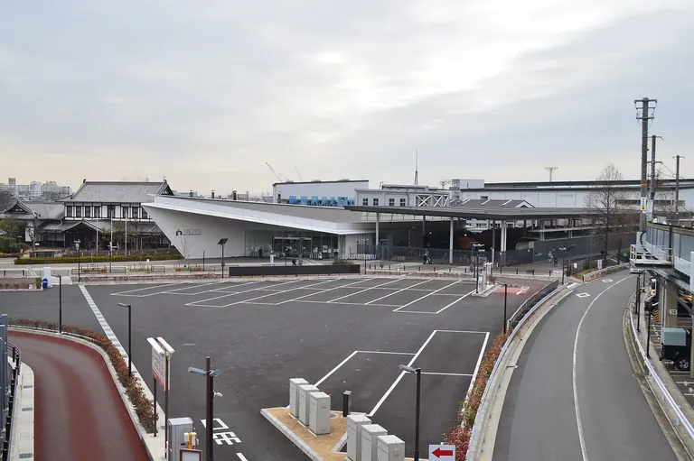 Hall d’entrée du musée ferroviaire de Kyoto, avec l’ancien bâtiment de la gare de Nijo à gauche