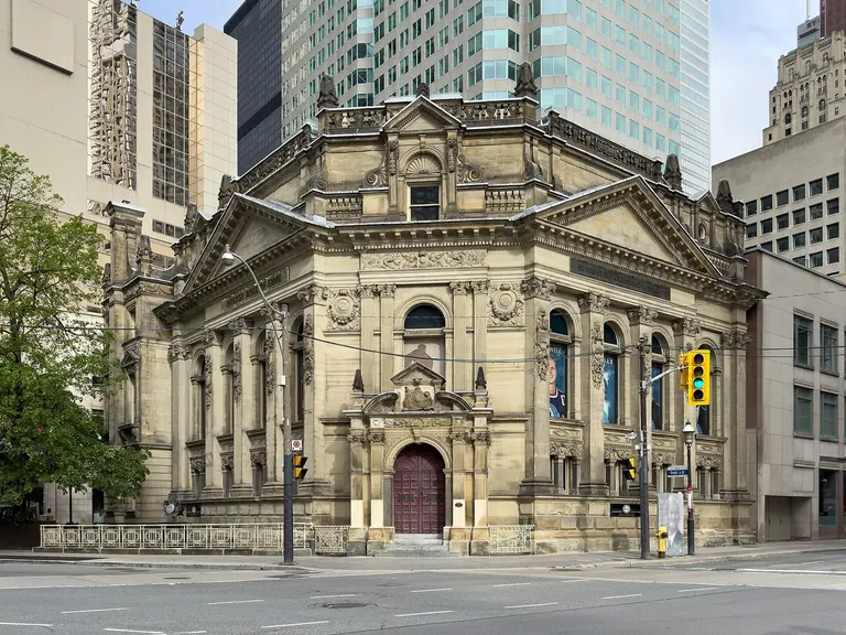 Vue extérieure du Hockey Hall of Fame, installé dans l’ancien bâtiment de la Bank of Montreal, à l’angle de Yonge et Front Streets, à Toronto