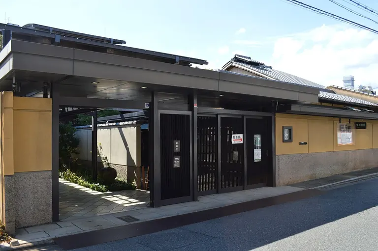 Façade du musée Raku, sur l’avenue Aburanokoji-dori, à Kyoto