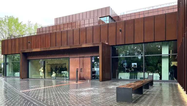 Extérieur du bâtiment en acier Corten de l’Archäologische Staatssammlung München, après sa réouverture en 2024