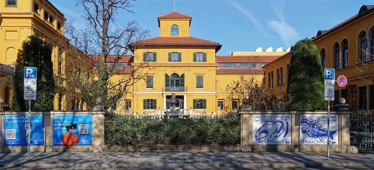 Vue extérieure de la villa Lenbachhaus, à Munich, avec son extension dorée signée Norman Foster