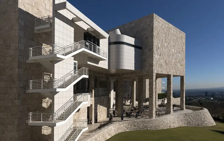 Pavillons de travertin et de métal blanc de Richard Meier au Getty Center, sous un ciel bleu dégagé, avec Los Angeles au loin
