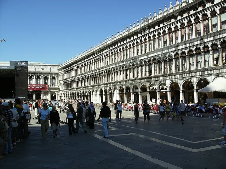 Façade à arcades des Procuratie Nuove sur la Piazza San Marco, qui abrite le Museo Archeologico Nazionale di Venezia