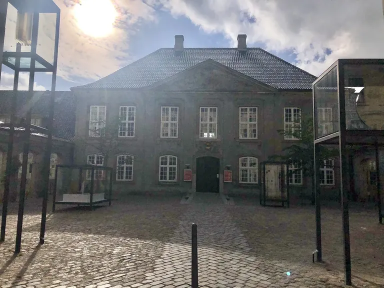 Το Designmuseum Danmark στην οδό Bredgade της Κοπεγχάγης, με τη νέα υπαίθρια πλατεία του