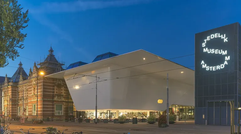 L’aile blanche de Benthem Crouwel du Stedelijk Museum Amsterdam, sur Museumplein