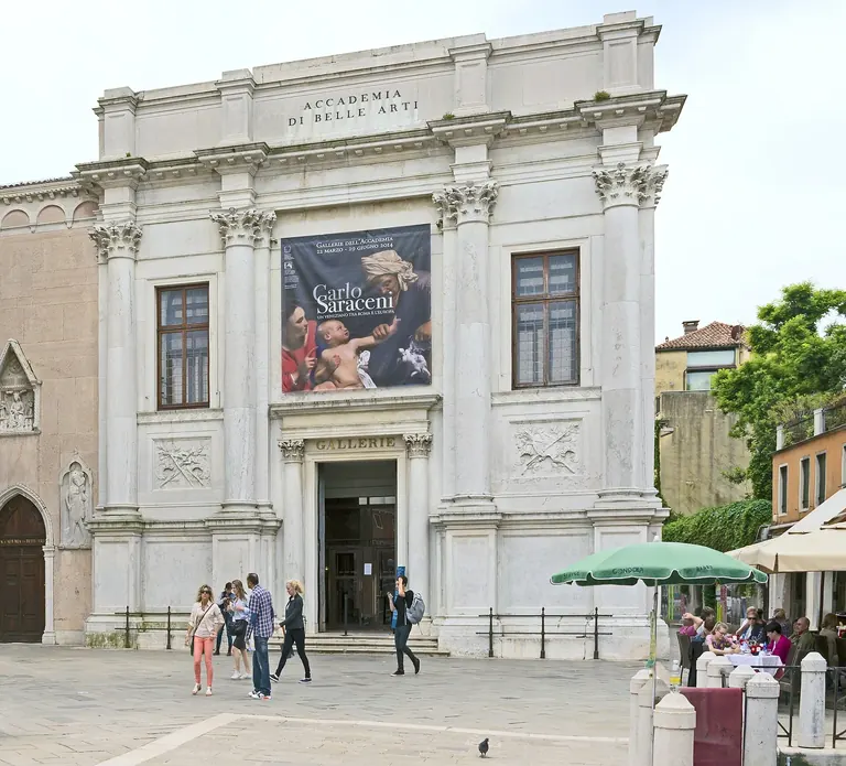 Façade des Gallerie dell’Accademia, anciennement la Scuola Grande della Carità, sur le Campo della Carità, à Venise