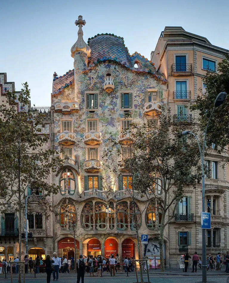 The undulating mosaic façade and dragon-scale roof of Casa Batlló on Passeig de Gràcia, Barcelona