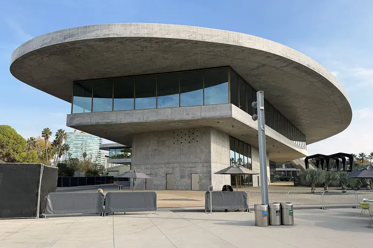 Vue extérieure des David Geffen Galleries de Peter Zumthor au LACMA, bâtiment en béton en porte-à-faux sur Wilshire Boulevard