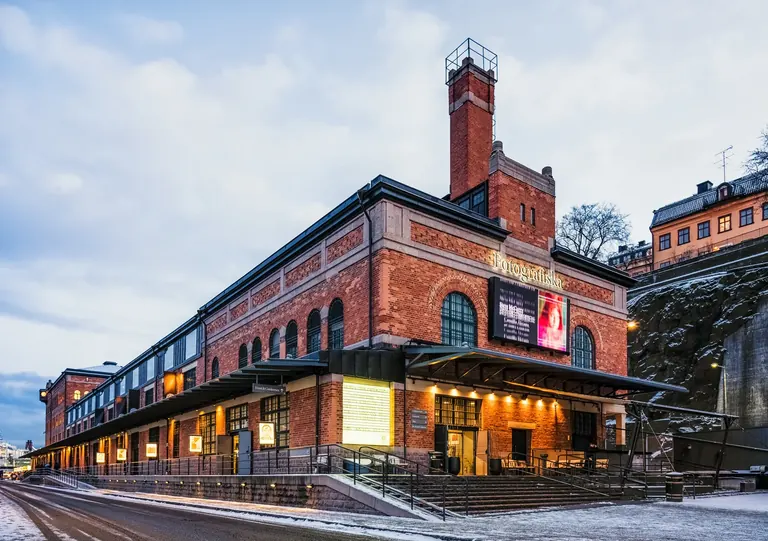 Bâtiment en briques de l’ancien bureau des douanes de Fotografiska, sur le front de mer de Stadsgården, à Stockholm