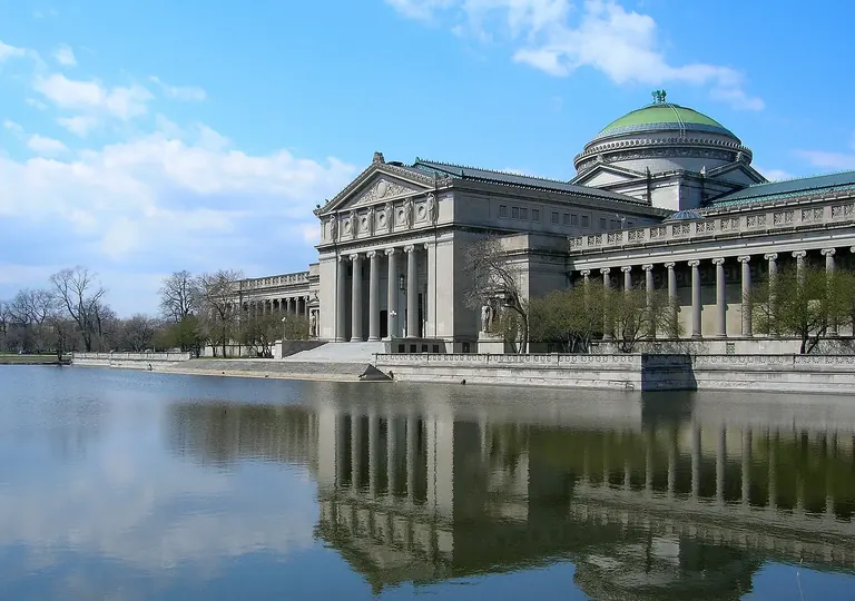 La façade Beaux-Arts du Griffin Museum of Science and Industry, ancien Palais des Beaux-Arts de l’Exposition universelle de 1893 à Chicago