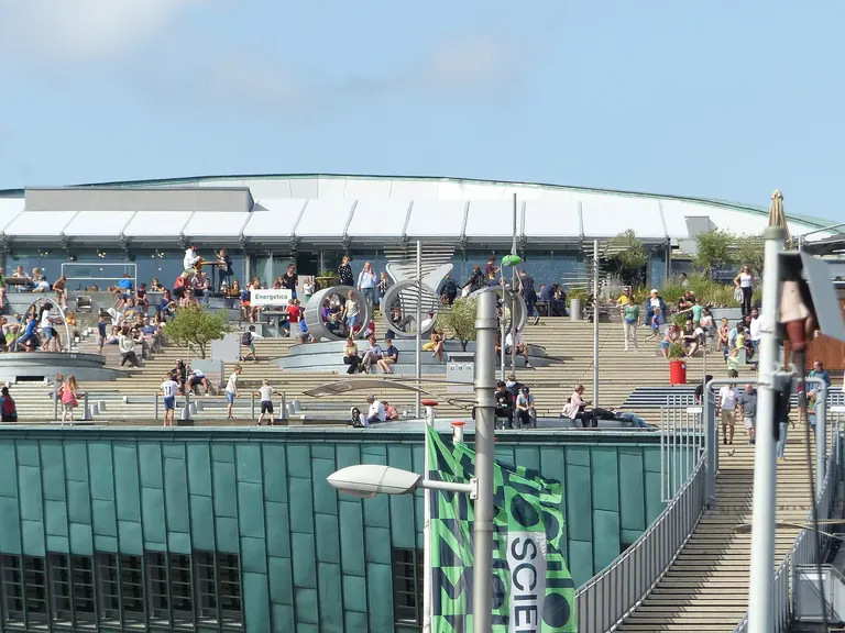 Le bâtiment en forme de navire du NEMO Science Museum, revêtu de cuivre vert, conçu par Renzo Piano et dominant l’Oosterdok à Amsterdam