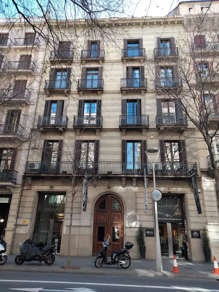 Facade of the building at Carrer de València 284, home of the Museu Egipci de Barcelona