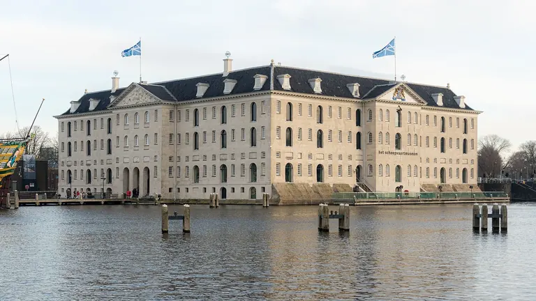 L’arsenal naval de 1656 qui abrite Het Scheepvaartmuseum, sur Kattenburgerplein, Amsterdam
