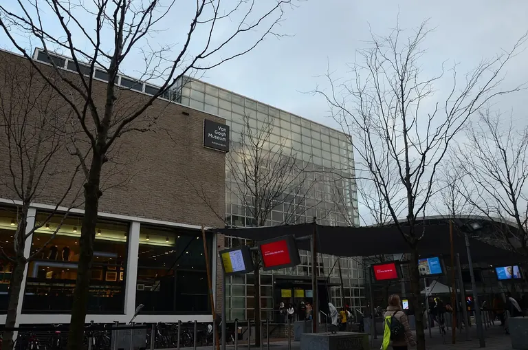Extérieur du bâtiment Rietveld du Van Gogh Museum, sur le Museumplein à Amsterdam