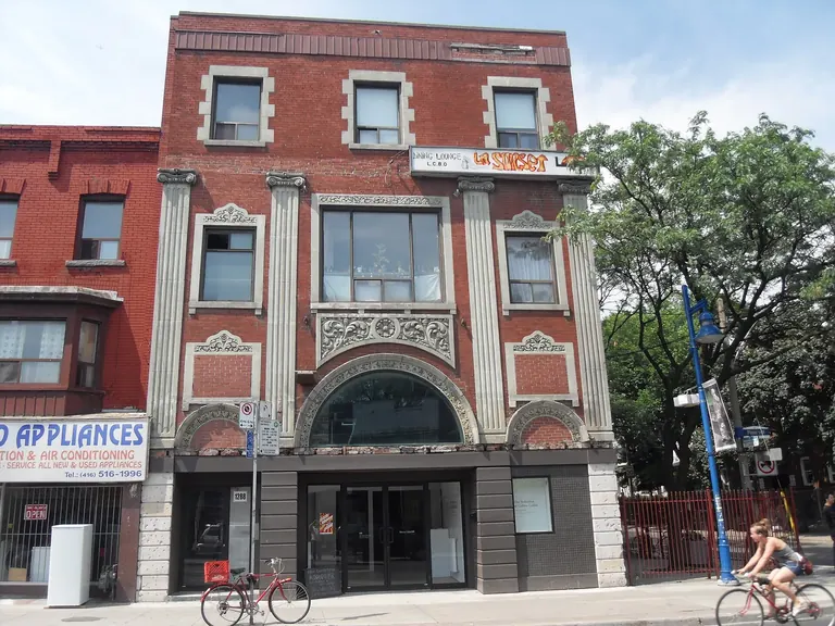 Vue extérieure de l’ancien Academy Theatre, au 1286 Bloor Street West, qui abrite Mercer Union