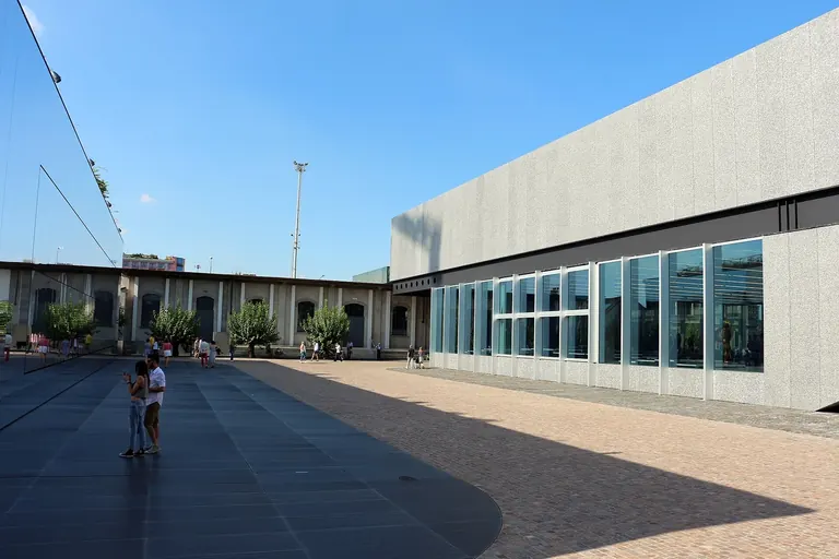 Cour de la Fondazione Prada à Milan, avec les bâtiments de la distillerie et les nouvelles structures d'OMA