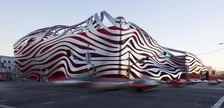 Façade ornée de rubans d’acier inoxydable du Petersen Automotive Museum, sur Wilshire Boulevard