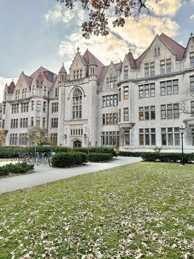 Extérieur de Cobb Hall, bâtiment en calcaire de style néogothique universitaire, sur Ellis Avenue ; le quatrième étage abrite The Renaissance Society
