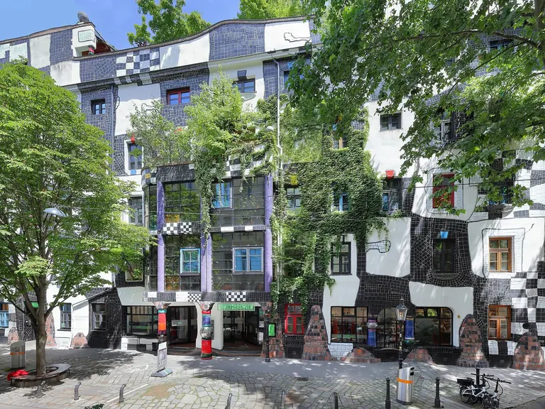 الواجهة المربعة متعددة الألوان لـKunst Haus Wien، من تصميم Friedensreich Hundertwasser